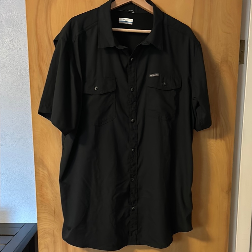 Columbia Black Short Sleeve Shirt